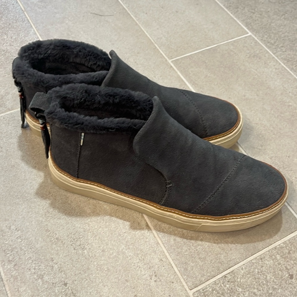Women’s Toms slip on  shoes warm and comfy size 8